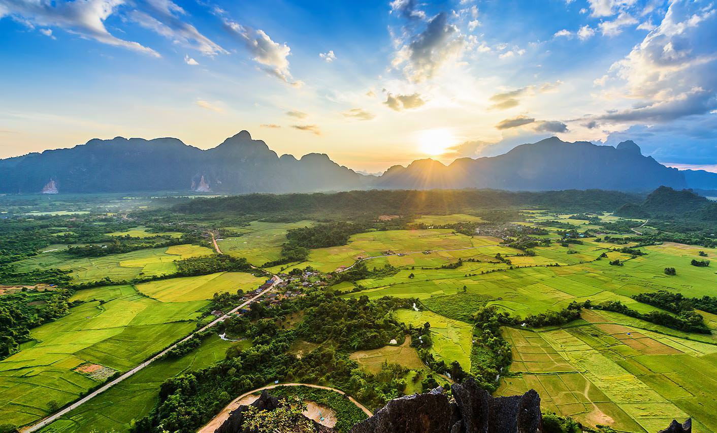 Đi tour du lịch Lào, bạn sẽ thấy đất nước anh em của chúng ta thực sự ấn tượng như thế nào.