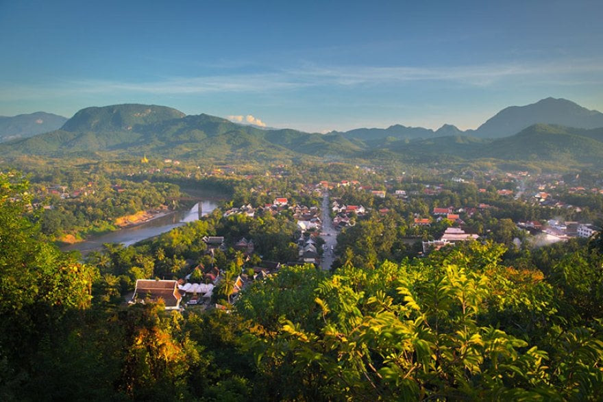 Quang cảnh tuyệt đẹp nhìn từ trên núi Phou Si. tour du lich lao.