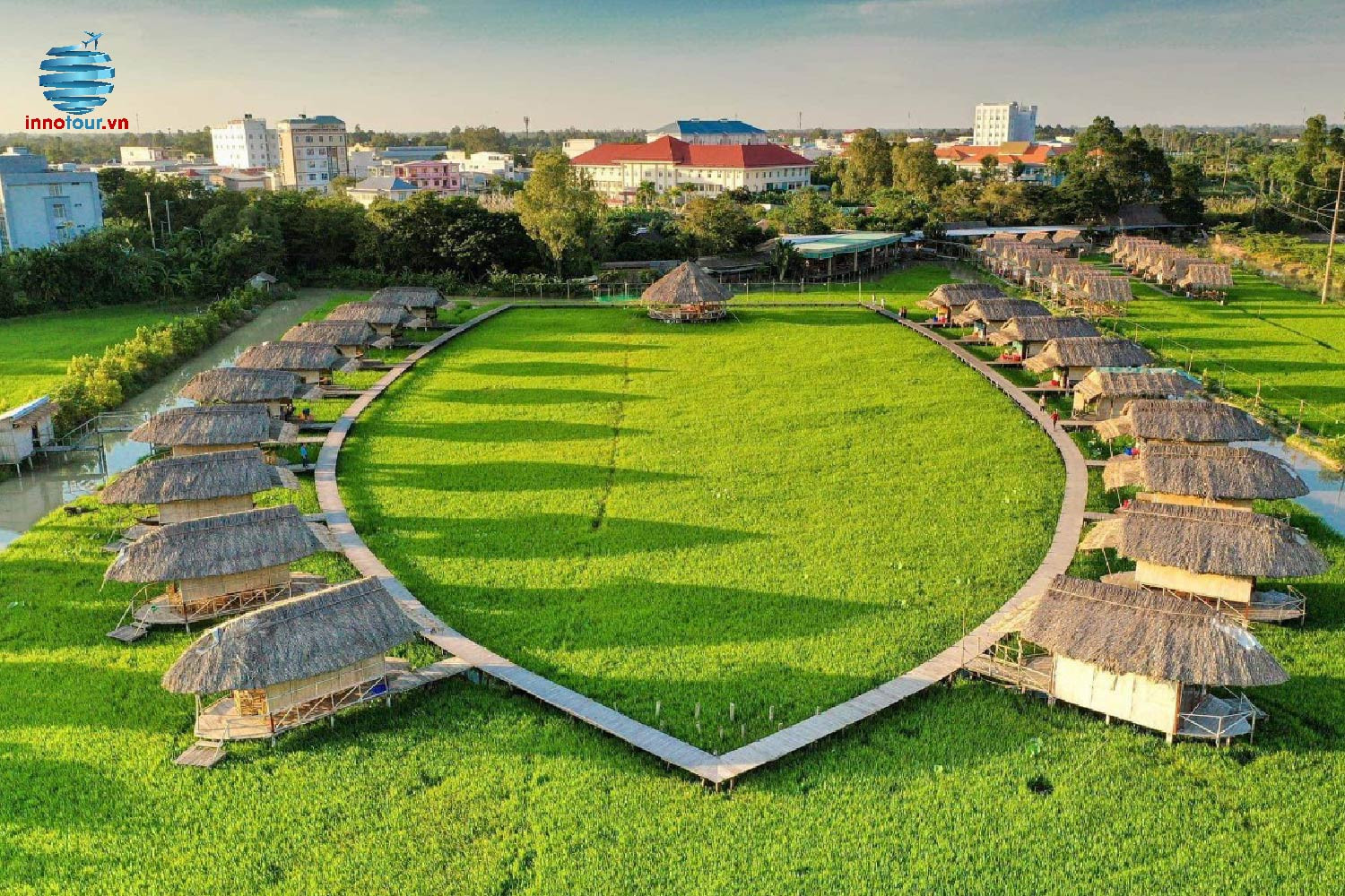 Toàn cảnh Khu du lịch sinh thái Mỹ Phước Thành với cánh đồng sen