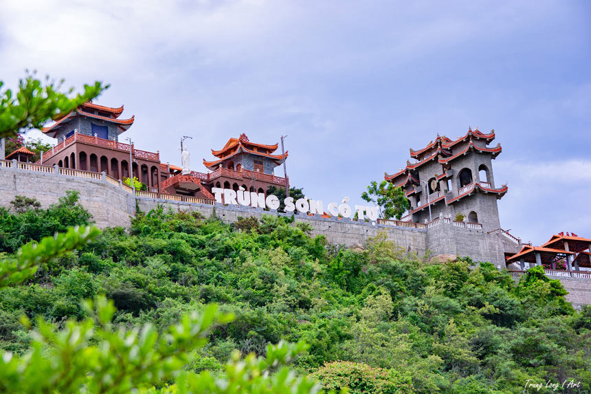 Tour Du Lịch Ninh Thuận 3 Ngày 2 Đêm: Trọn Bộ Kinh Nghiệm Khám Phá Vĩnh Hy, Hang Rái 3 Trùng Sơn Cổ Tự Ninh Thuận nhìn ra biển Ninh Chữ
