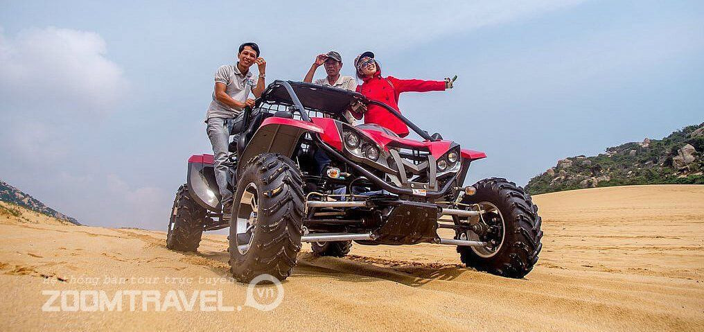 Du khách trải nghiệm cảm giác mạnh khi lái xe UTV vượt địa hình cát tại Mũi Dinh
