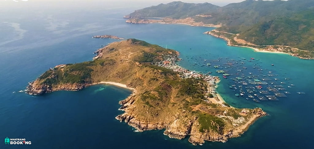 Toàn cảnh Vịnh Cam Ranh với cảng biển và khu vực căn cứ