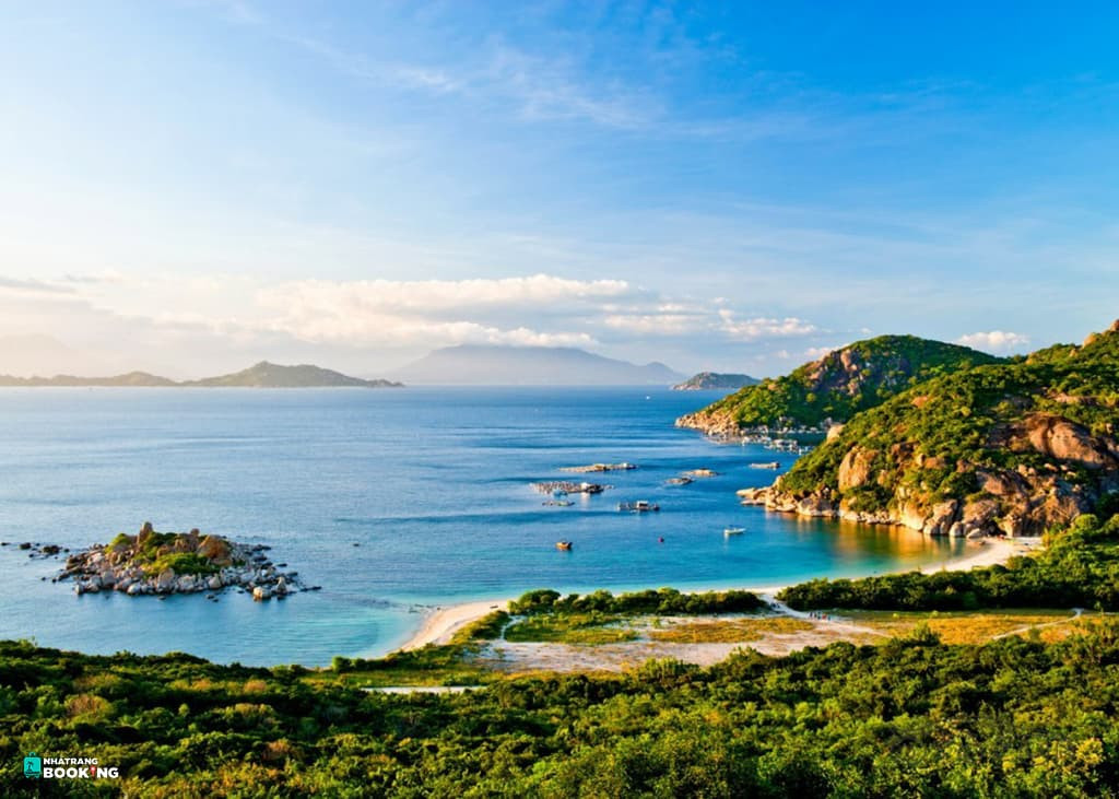 Cảng biển Bình Ba với những chiếc thuyền thúng neo đậu