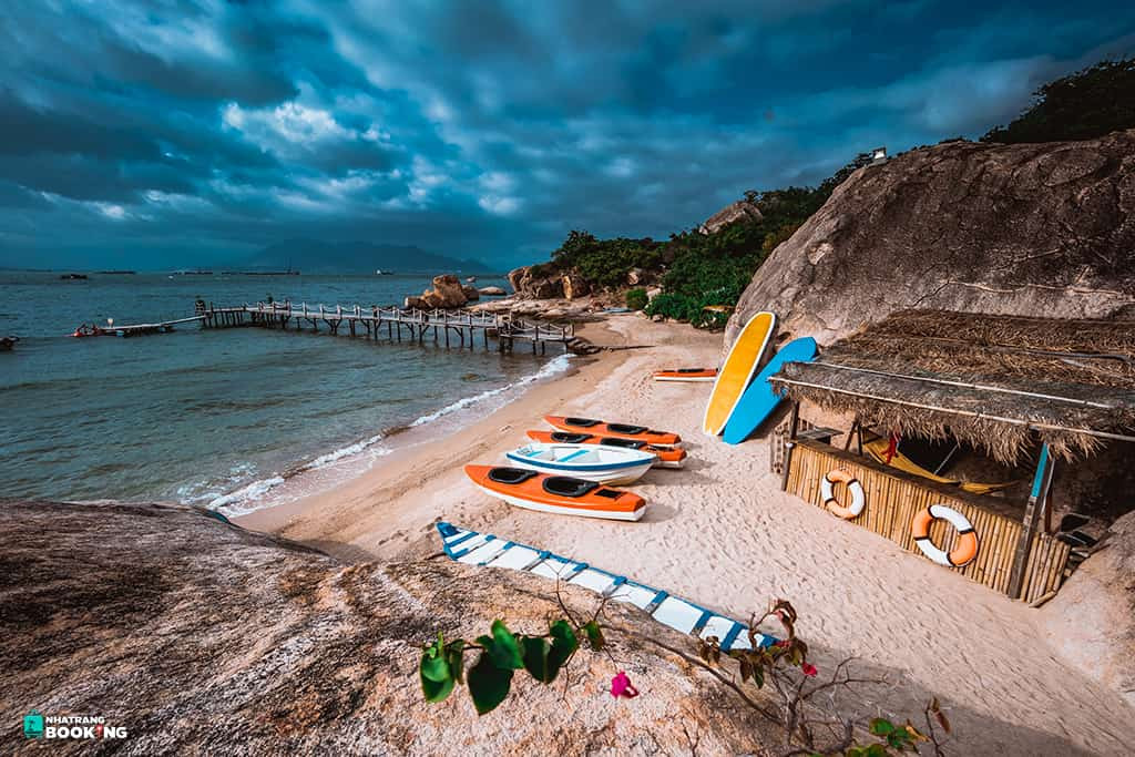 Khung cảnh yên bình, nước biển trong vắt tại Bình Lập