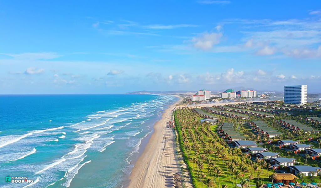 Bãi Dài với bờ cát trắng mịn, thu hút đông đảo du khách