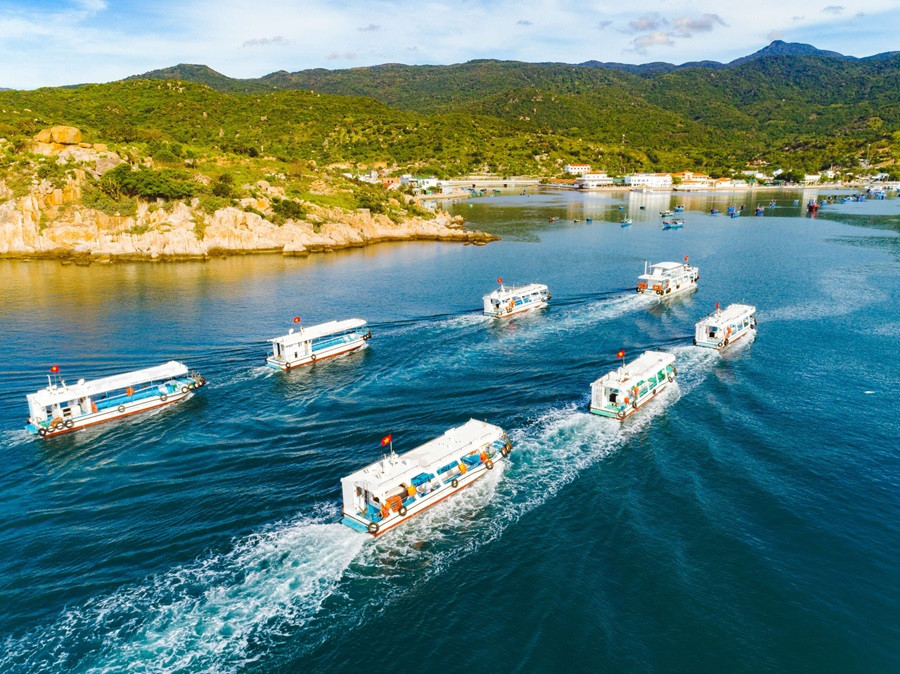 Con đường ven biển uốn lượn dẫn vào Vịnh Vĩnh Hy Ninh Thuận