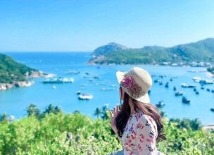 Du lịch Vịnh Vĩnh Hy vào mùa hè, nước biển xanh trong ngọc bích