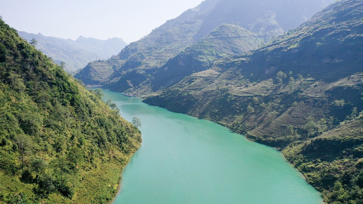 Hẻm Tu Sản Sông Nho Quế: Khám Phá Hẻm Vực Sâu Nhất Đông Nam Á 10 Khung cảnh yên bình nơi Hẻm Tu Sản với bên bờ là những hàng cây trùng điệp tươi tốt