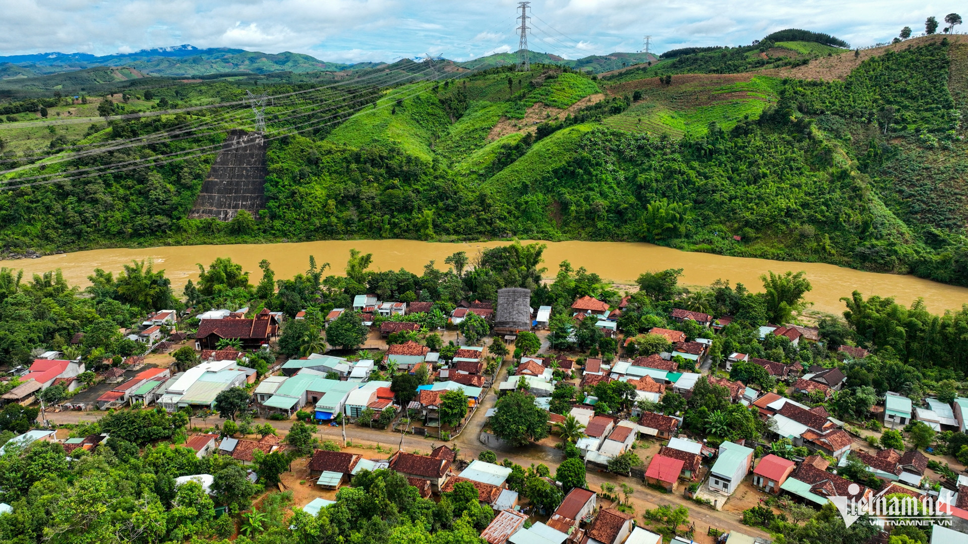 Phân Tích Tiềm Năng Phát Triển Mới Sau Kế Hoạch Sáp Nhập 5 Tỉnh Tây Nguyên Với Vùng Duyên Hải 3 Cảnh quan núi rừng hùng vĩ của Kon Tum, thế mạnh về tài nguyên rừng và khoáng sản của tỉnh mới Quảng Ngãi