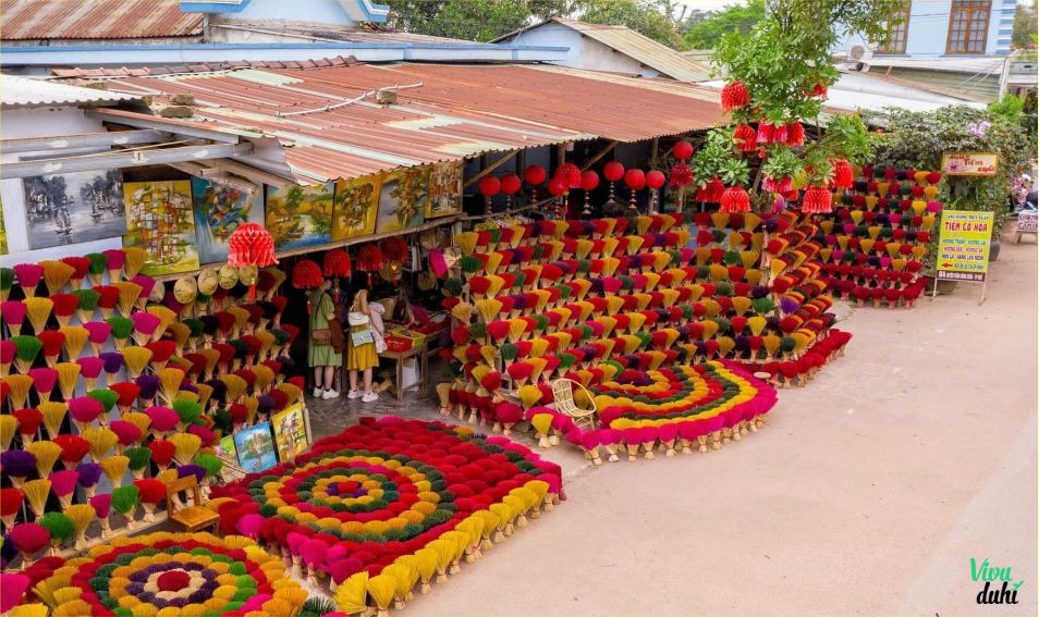 Làng Hương Huế ở Đâu? Khám Phá Làng Nghề Thủy Xuân Độc Đáo và Bí Quyết Trăm Năm Của Cố Đô 1 Cảnh quan con đường ở Làng hương Thủy Xuân Huế với các bó hương rực rỡ