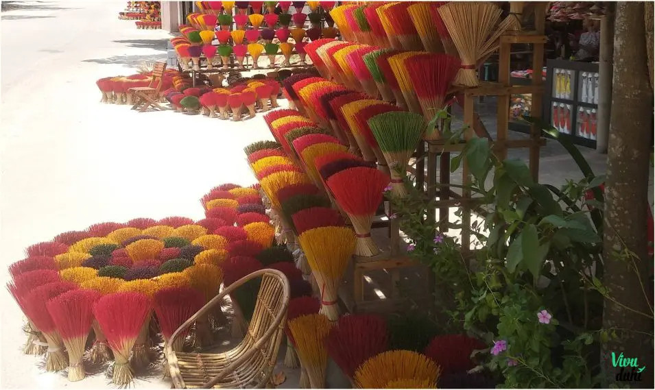 Làng Hương Huế ở Đâu? Khám Phá Làng Nghề Thủy Xuân Độc Đáo và Bí Quyết Trăm Năm Của Cố Đô 2 Ý nghĩa văn hóa và lịch sử lâu đời của nghề làm hương truyền thống ở Huế