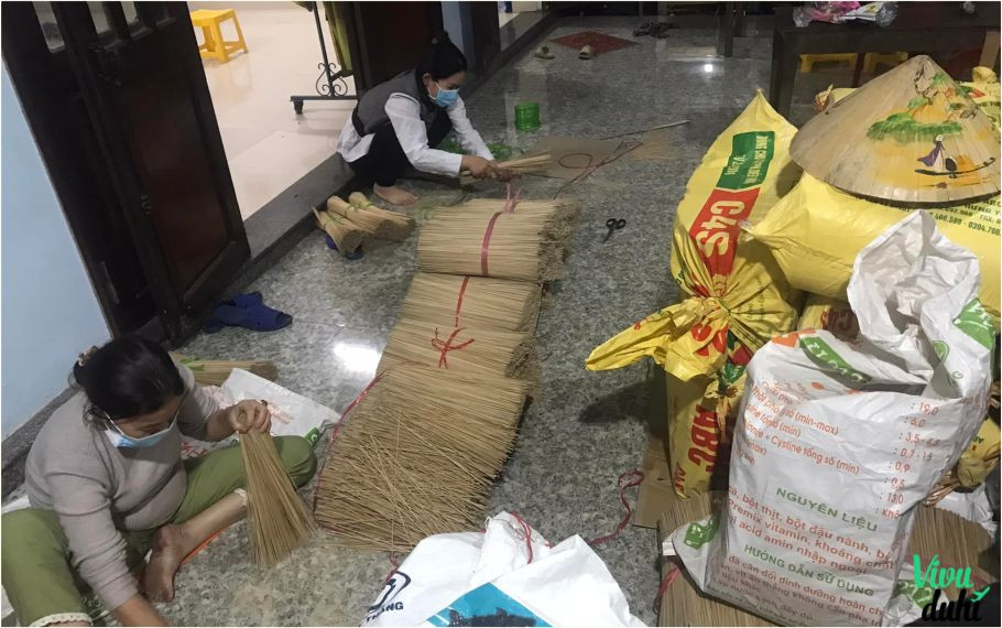 Làng Hương Huế ở Đâu? Khám Phá Làng Nghề Thủy Xuân Độc Đáo và Bí Quyết Trăm Năm Của Cố Đô 5 Một nghệ nhân lớn tuổi đang miệt mài se hương thủ công trong làng