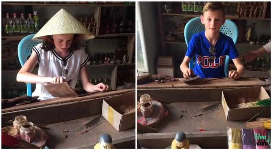 Làng Hương Huế ở Đâu? Khám Phá Làng Nghề Thủy Xuân Độc Đáo và Bí Quyết Trăm Năm Của Cố Đô 6 Du khách đang tự tay trải nghiệm se hương thủ công