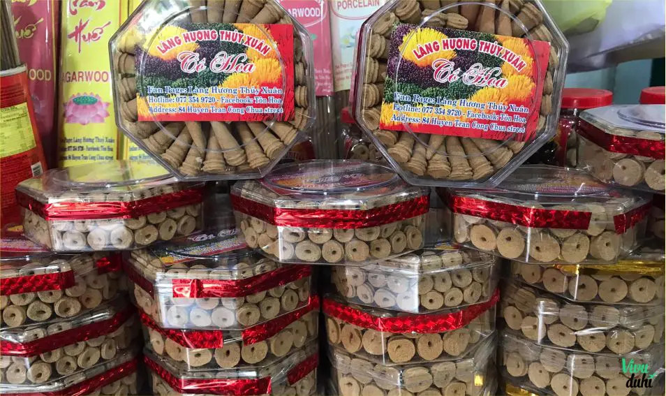 Làng Hương Huế ở Đâu? Khám Phá Làng Nghề Thủy Xuân Độc Đáo và Bí Quyết Trăm Năm Của Cố Đô 7 Sản phẩm các loại hương đã hoàn thiện được đóng gói và bày bán cho du khách