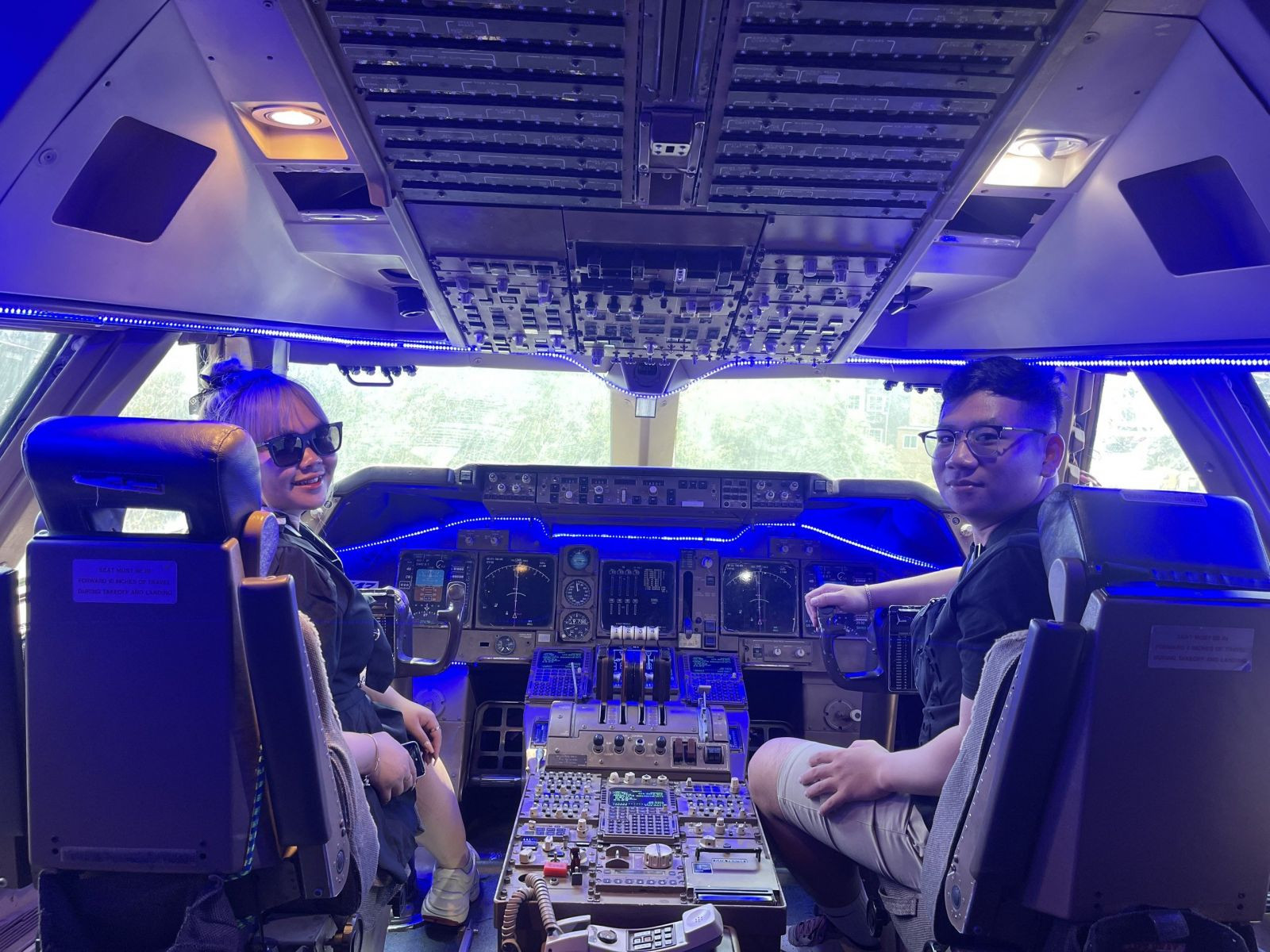 Khách tham quan đang tương tác trong buồng lái mô hình của máy bay Boeing 747