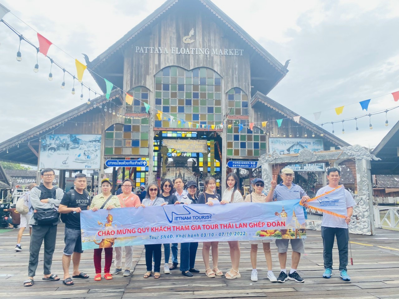 Thuyền bè và hàng hóa trên kênh rạch tại Chợ Nổi Bốn Miền Pattaya