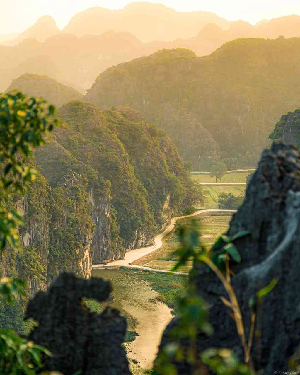 Hang Múa Ninh Bình: Kinh Nghiệm Tham Quan "Vạn Lý Trường Thành Thu Nhỏ" (Cẩm Nang Mới 2025) 12 Quang cảnh Hang Múa rực rỡ vào buổi sáng sớm