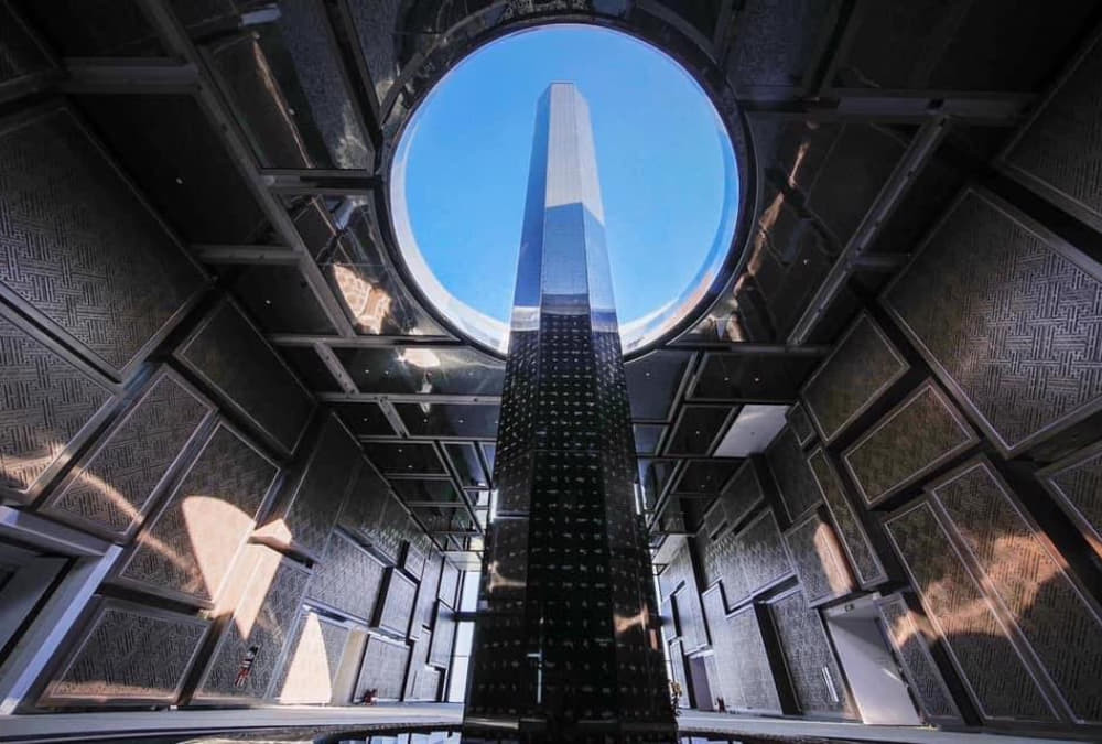 Trụ kinh được chế tác từ đá granite kim sa