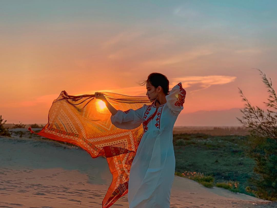 Trang phục maxi dạo chơi trên đồi cát