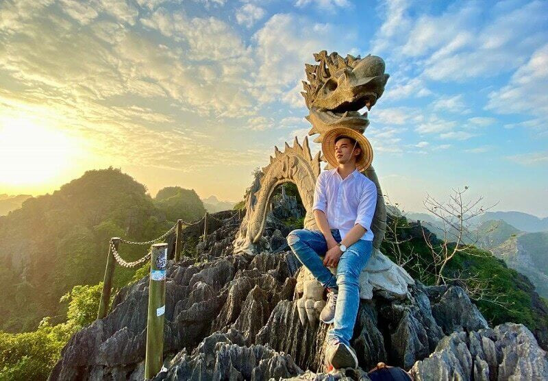 Hang Múa Ninh Bình: Kinh Nghiệm Tham Quan "Vạn Lý Trường Thành Thu Nhỏ" (Cẩm Nang Mới 2025) 9 Khung cảnh bình minh rực rỡ nhìn từ đỉnh Hang Múa