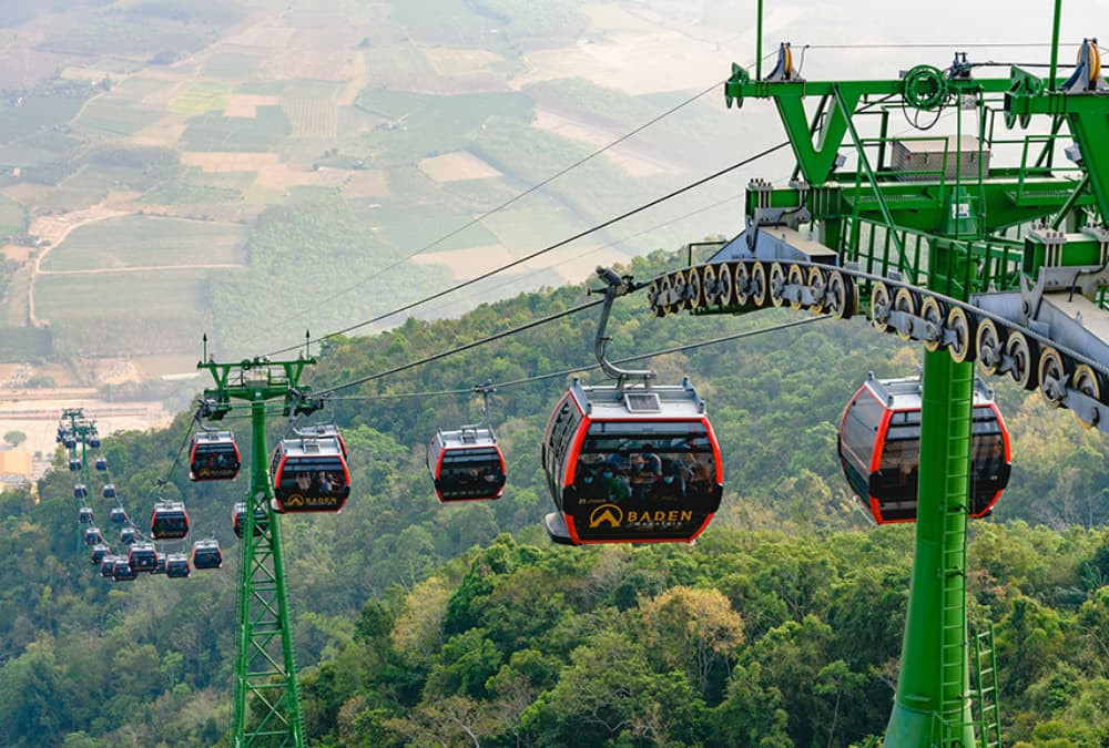 Nên sử dụng cáp treo để tiết kiệm thời gian di chuyển lên đỉnh núi Bà Đen