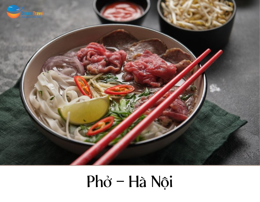 Tô phở bò nóng hổi, đầy đặn, nước dùng trong veo và rắc hành ngò