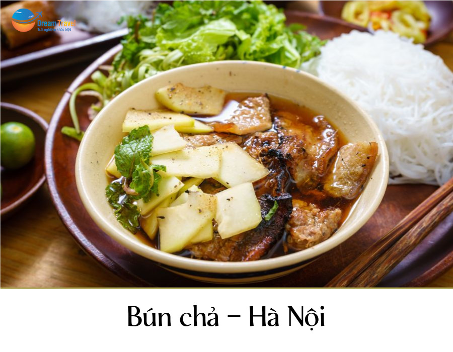 Bát bún chả Hà Nội với thịt nướng vàng ươm, nước chấm chua ngọt và bún rối