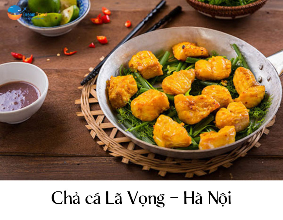 Chảo chả cá Lã Vọng đang được xào nóng với cá lăng và rau thì là, hành lá