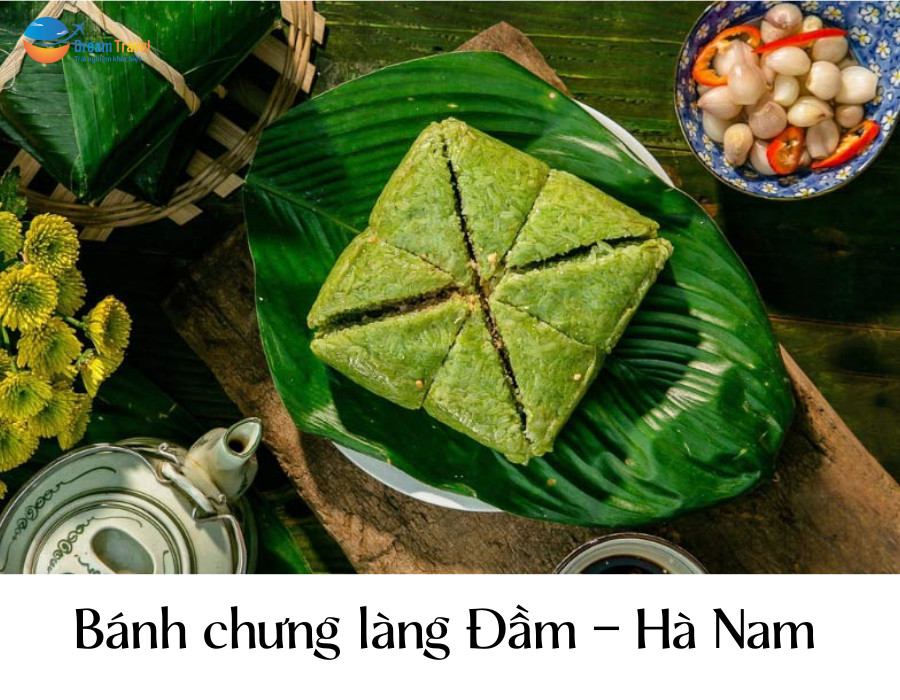 Chiếc bánh chưng vuông vắn đã luộc chín được gói bằng lá dong xanh