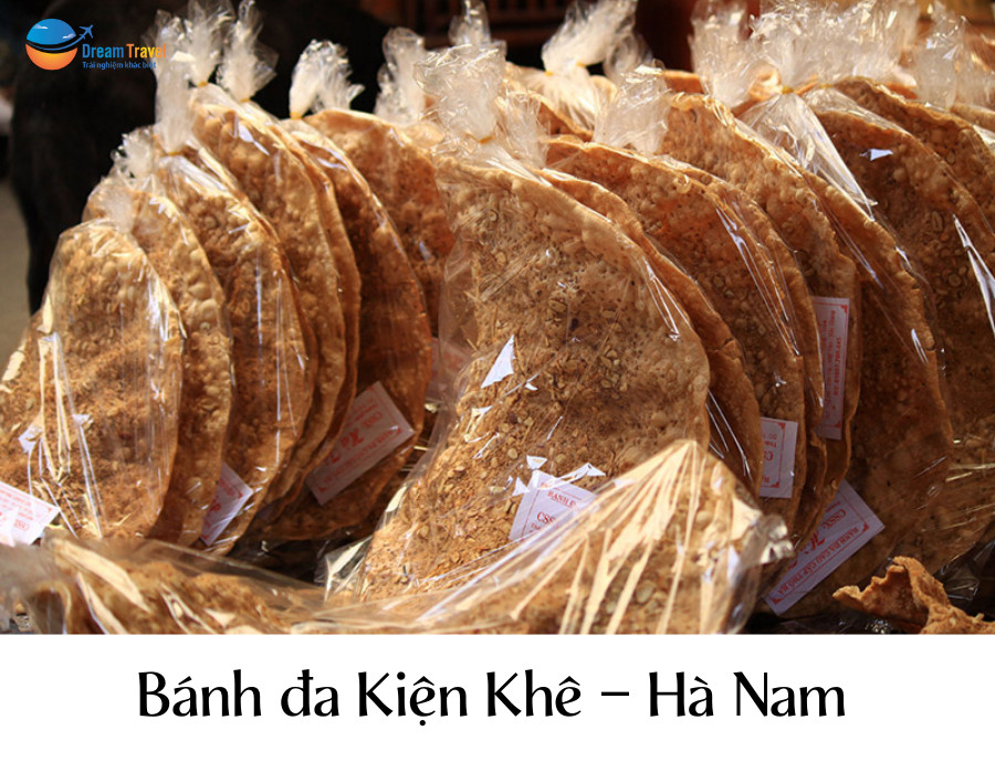Những chiếc bánh đa Kiện Khê tròn, màu vàng nhạt với vừng đen rắc đều