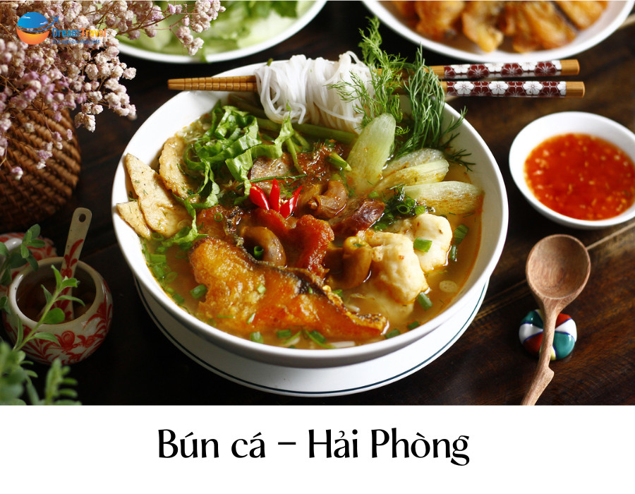 Tô bún cá Hải Phòng đầy đủ với cá chiên giòn, chả cá và rau xanh