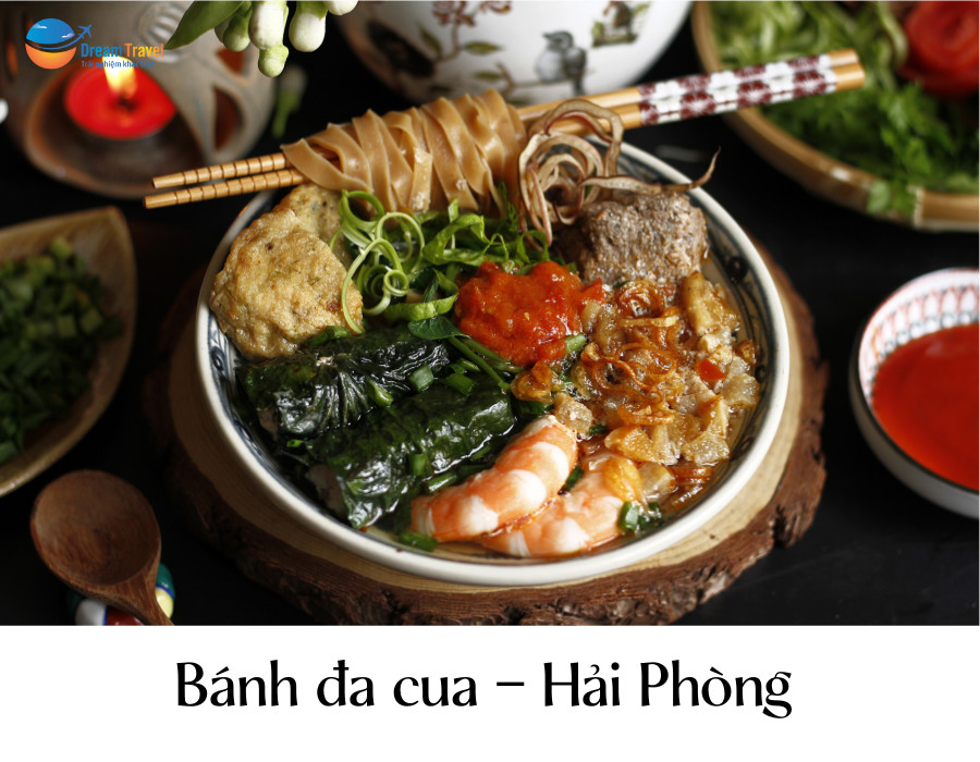 Tô bánh đa cua Hải Phòng với gạch cua đỏ tươi, bánh đa đỏ và rau xanh
