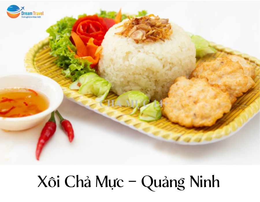 Đĩa xôi trắng dẻo ăn kèm chả mực chiên vàng và hành phi