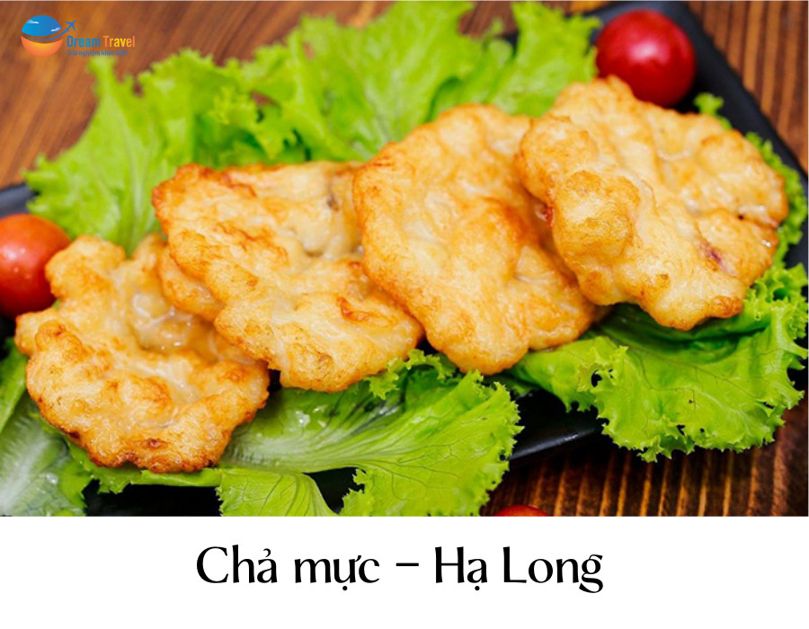 Miếng chả mực Hạ Long vàng ruộm, giòn dai, bày trên lá chuối tươi