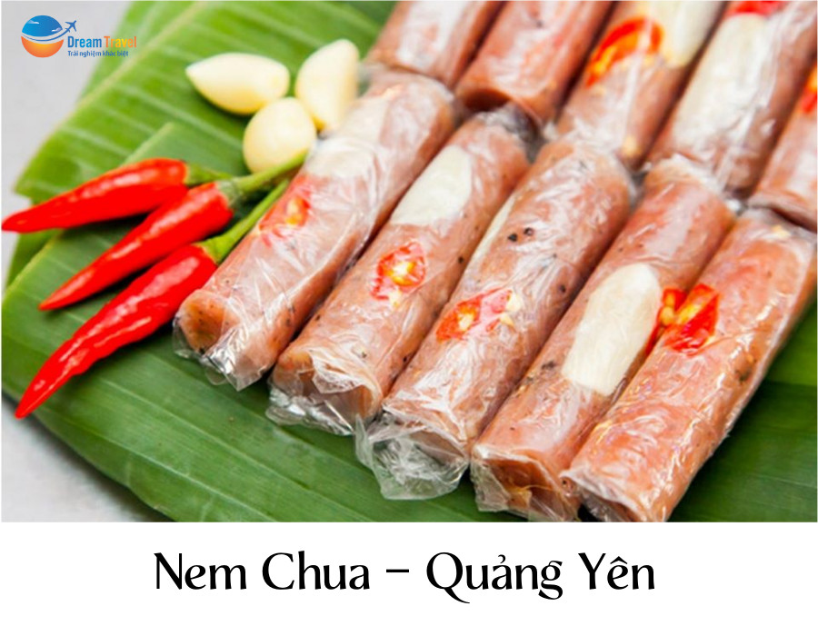 Từng chiếc nem chua Quảng Yên được gói cẩn thận bằng lá chuối tươi