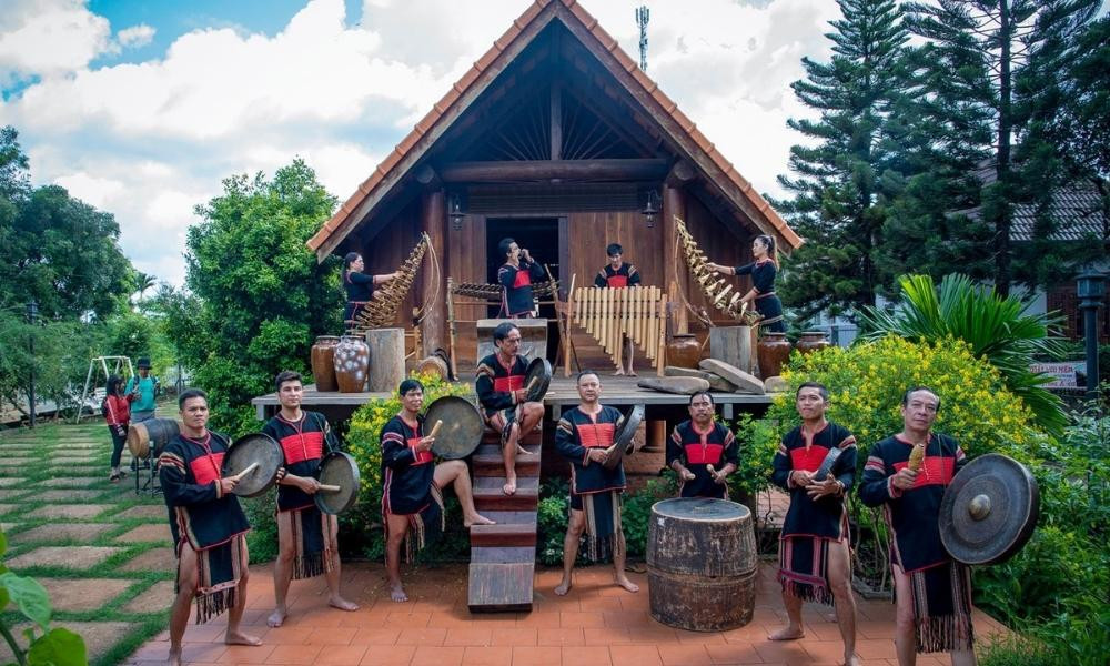 Văn hóa cồng chiêng gắn liền với đời sống tinh thần của người dân trong buôn làng