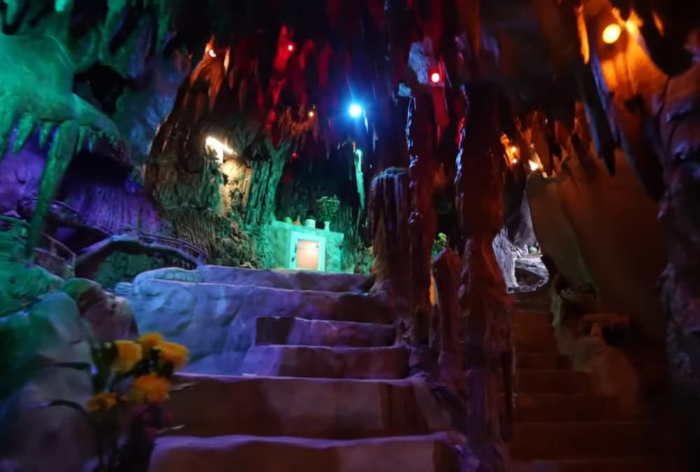 Bên trong Động Ba Cô được thắp sắp bằng hệ thống đèn LED màu