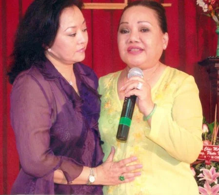 Nghệ sĩ Ngọc Giàu và Hương Lan trình diễn Dạ cổ hoài lang trong chương trình kỷ niệm