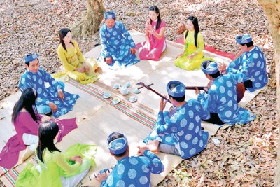 Biểu diễn đờn ca tài tử tại vườn nhãn cổ Bạc Liêu