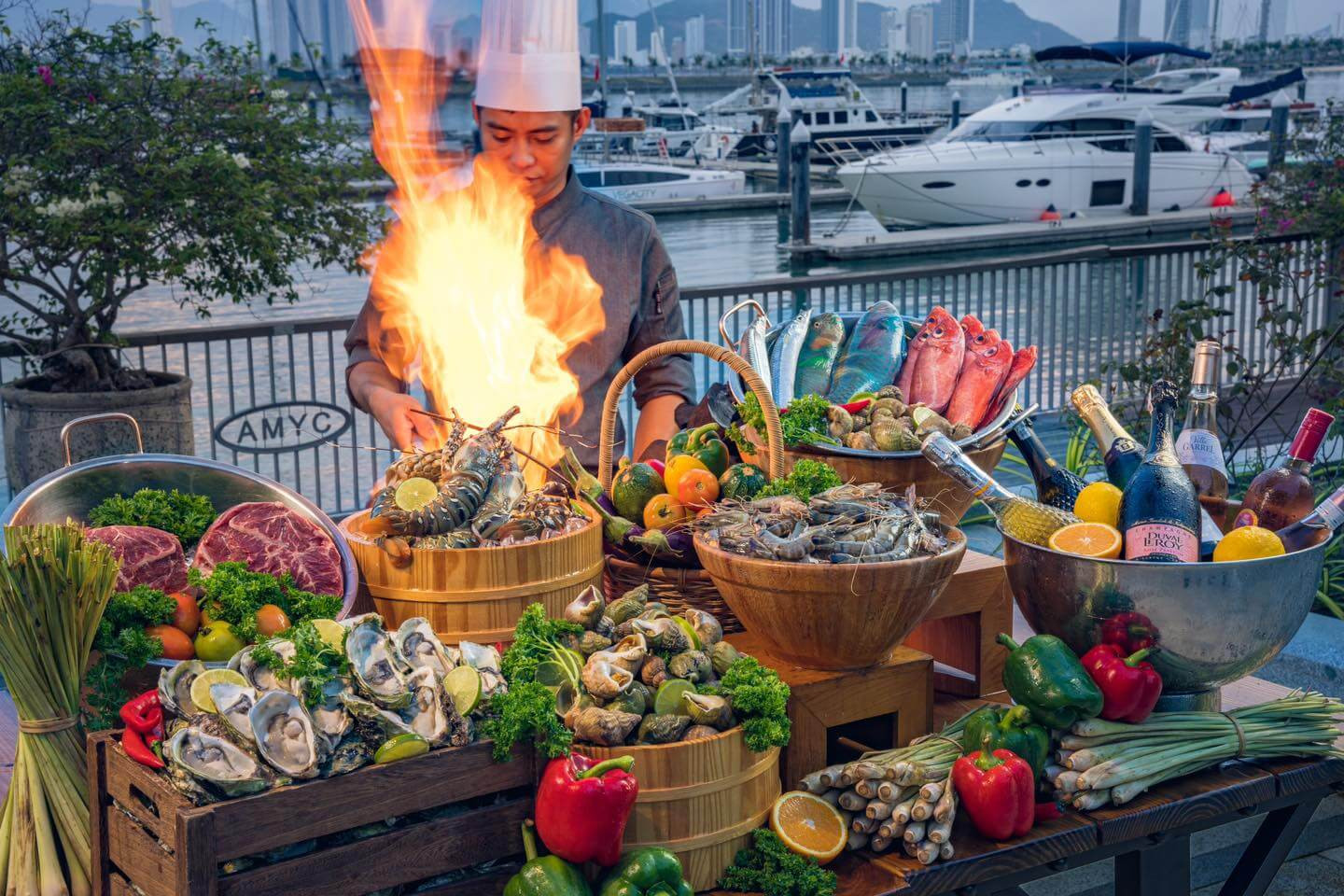 Buffet BBQ hải sản tại nhà hàng The Yacht nằm trong khu bến du thuyền