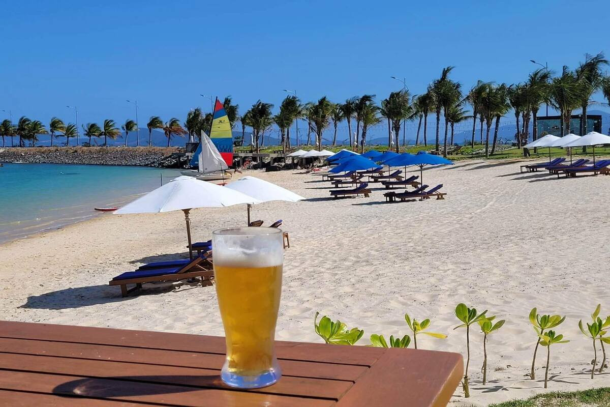 Khu vực Ana Beach Club bên bến du thuyền Ana Marina