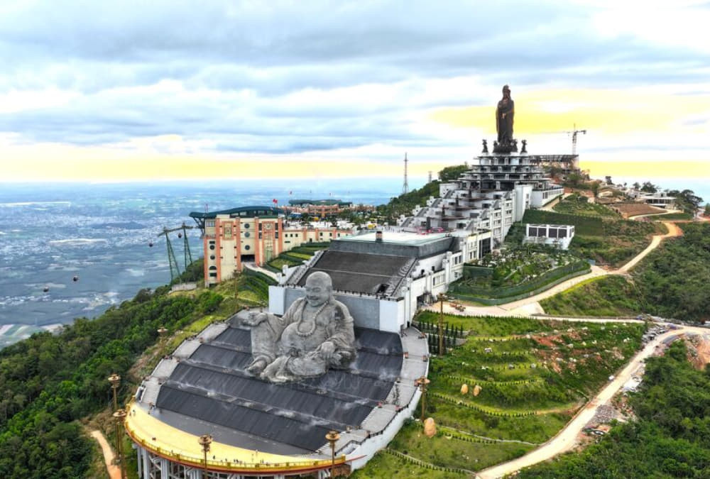 Nên mang giày thể thao, giày bệt vì cần di chuyển nhiều khi tham quan núi Bà Đen