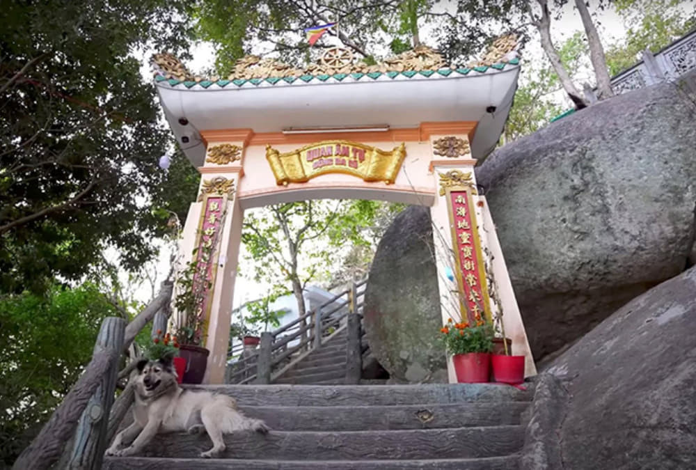 Lối vào Quan Âm Tự và Động Ba Cô