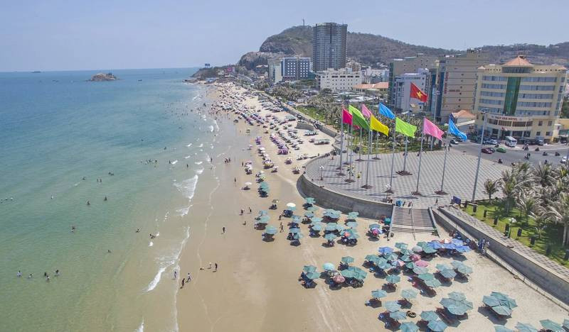 Bãi Sau Vũng Tàu với bờ cát dài và nước biển trong xanh