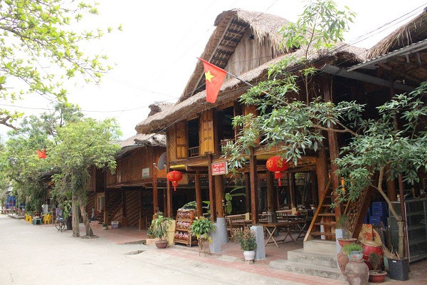 Tour Du Lịch Mai Châu 2 Ngày 1 Đêm: Cẩm Nang Khám Phá Thung Lũng Yên Bình Từ A-Z 3 Những nếp nhà sàn tại Bản Lác Mai Châu