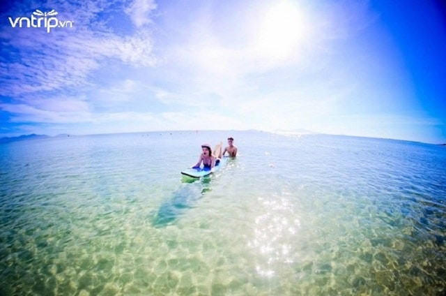 Du khách vui đùa thỏa thích cùng sóng biển An Bàng