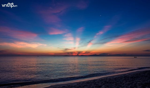 Bình minh rực rỡ trên bãi biển An Bàng yên bình