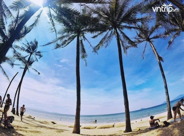 Hoạt động thể thao, trò chơi trên bãi cát trắng Cửa Đại