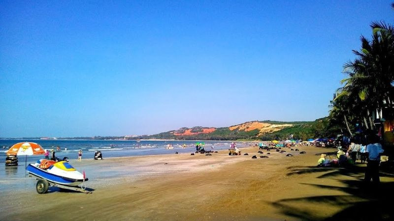 Toàn cảnh Hòn Rơm với bãi biển và khu nghỉ dưỡng