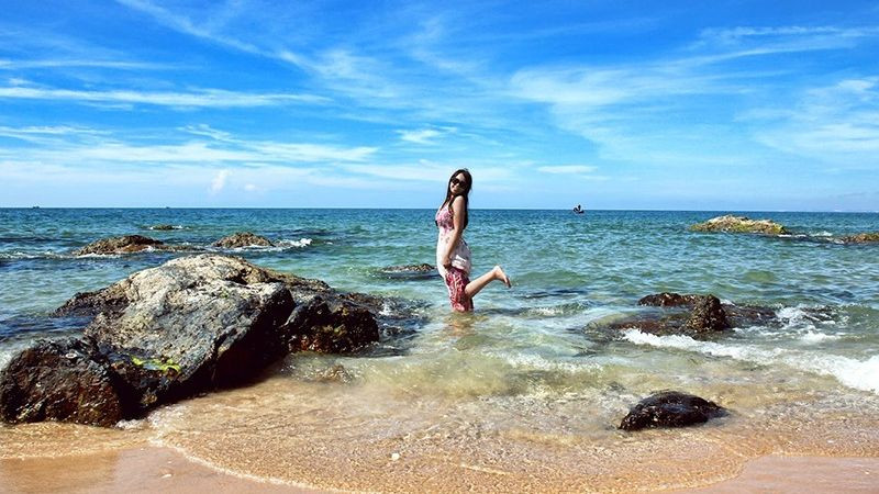 Bãi tắm Hòn Rơm với sóng biển êm đềm